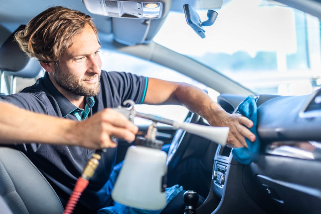 Innenraumreinigung Auto machen lassen